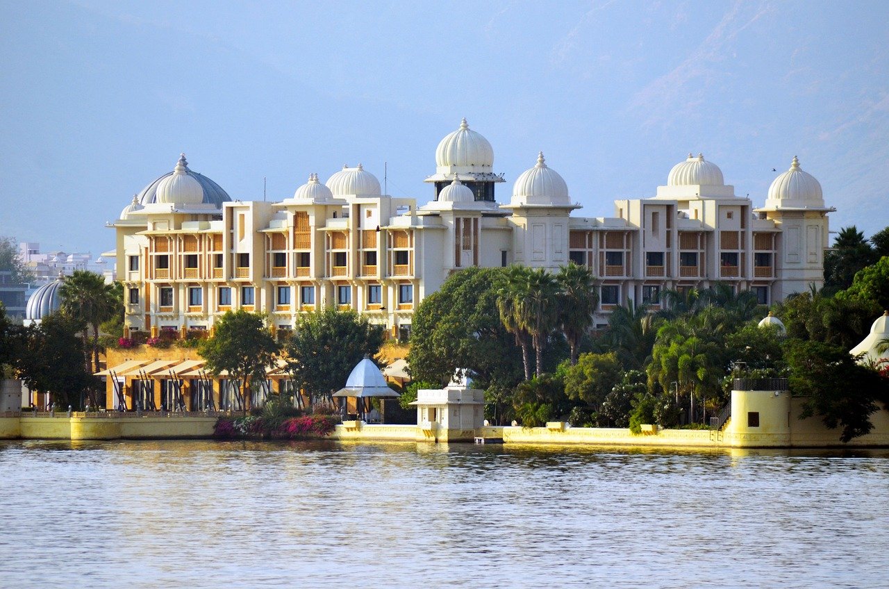 Udaipur Sightseeing Tours – Explore Palaces, Lakes & Culture