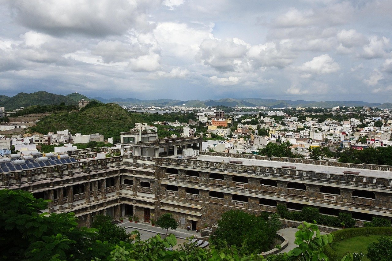 Udaipur One Day Tour – Explore Palaces, Lakes & Heritage Spots